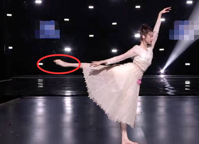 原创张艺凡脱鞋跳舞,拉近镜头看清真实"脚型",当芭蕾仙女的下场