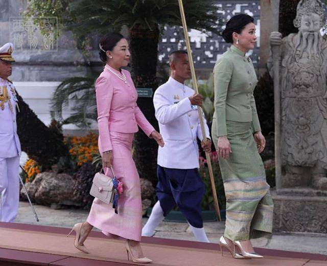 苏提达|68岁泰王玛哈总算撇下20名女护卫从德国回泰，王后穿绿裙迎接