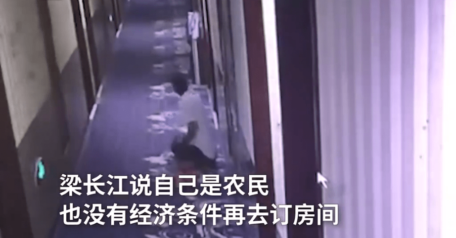 泪目！农民父亲睡走廊陪考，怕打呼噜影响孩子高考