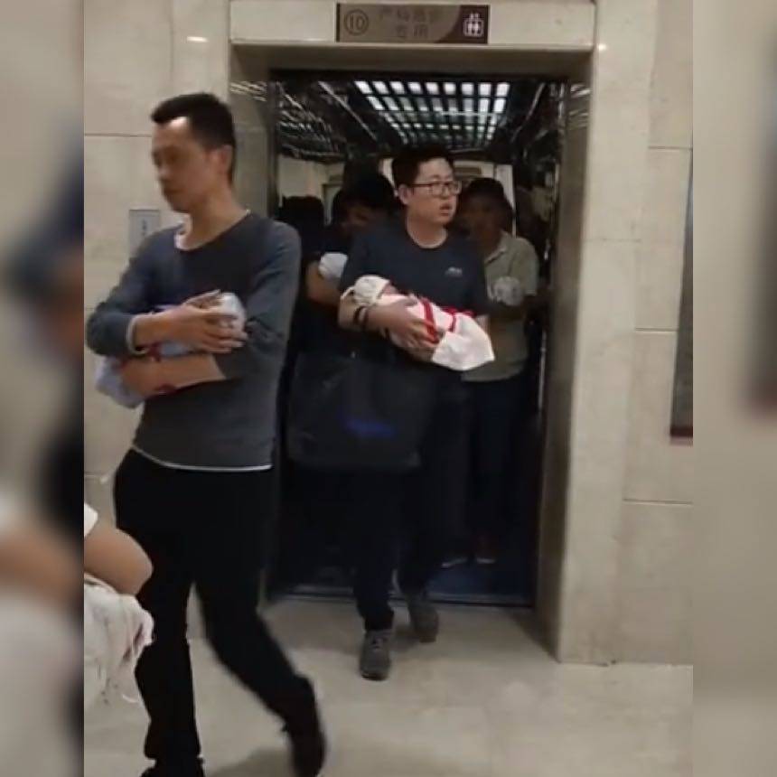 原创“百态奶爸图”火了，爸爸们抱着宝宝出产房，真是几家欢乐几家愁