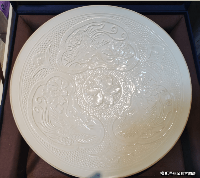我的镇斋之宝38:宋定窑白釉珍珠地凤穿牡丹纹印花大盘