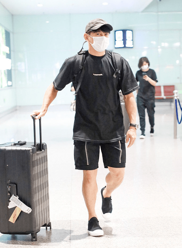 吴奇隆|吴奇隆身穿黑色短袖短裤酷帅有型，手臂肌肉壮硕，型男范儿爆棚！