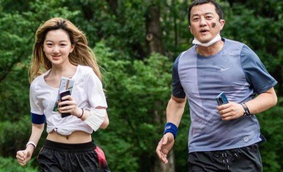 王菲14岁女儿近照，“兔唇”女孩如今笑容甜美自