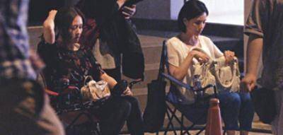 耍大牌？李若彤要工作人员为她穿鞋，6人齐上场