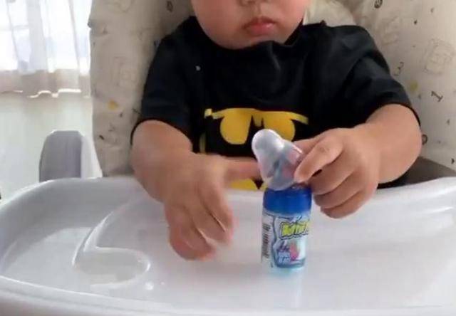 Marcus|张柏芝三胎没白疼，帮亲妈带货相当乖巧，无意中露出小肉脸