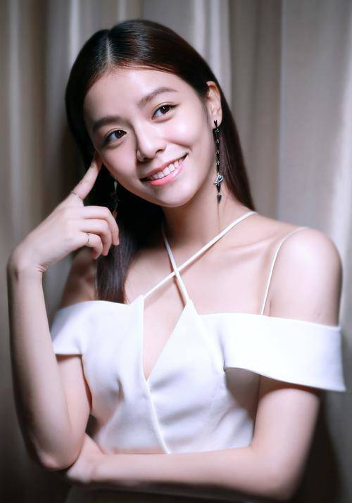 电影|还有印象吗?沈腾的女主角,穿着朴素素颜出镜,身上玫红色包包一言难尽