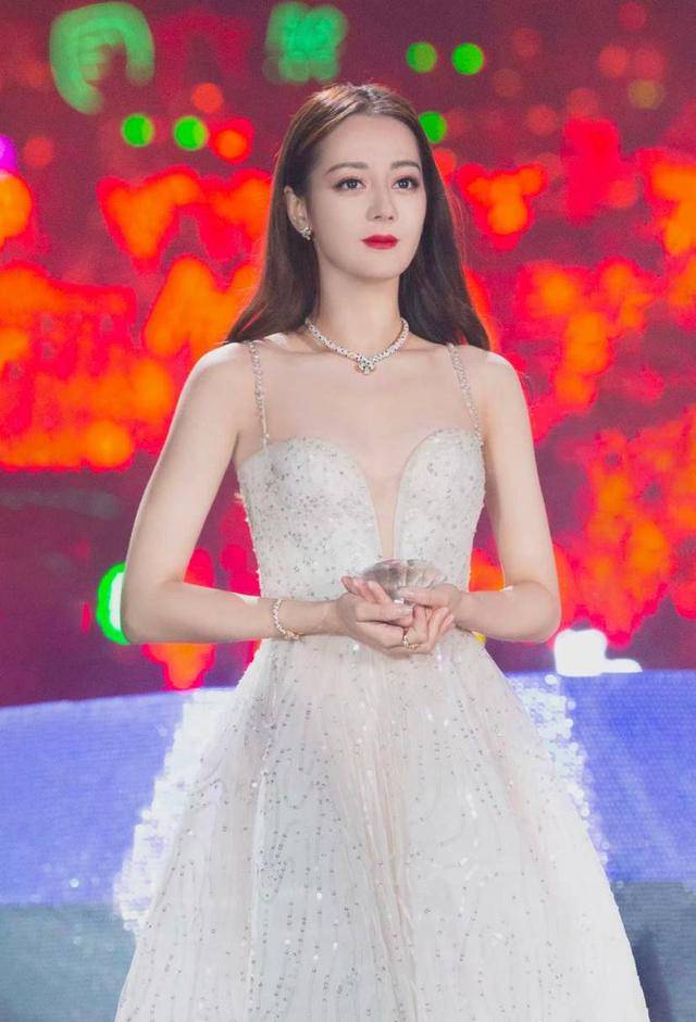 长裙|迪丽热巴出席活动大秀事业线,黑色长裙配上宝石项链,性感高贵