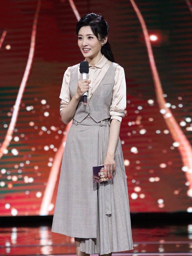 连衣裙|五六十岁妈妈穿衣如何避免大妈感？跟着张凯丽周涛穿，优雅端庄