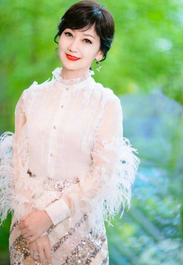 形象|赵雅芝也太豪放！薄纱裙下清晰可见，快70岁还这样真的合适？