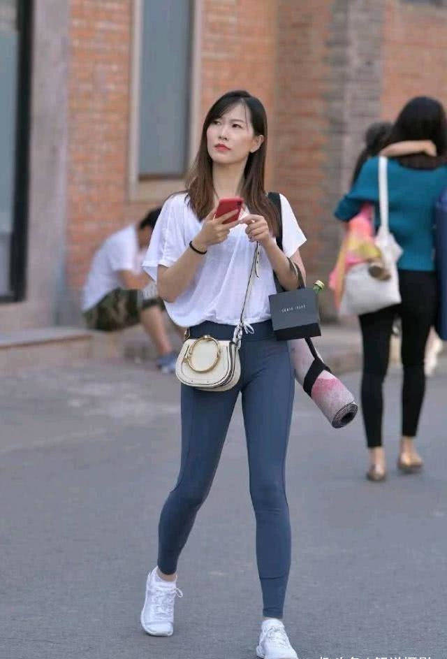 原创街拍,美女搭配柔美的白色上衣,很有气质