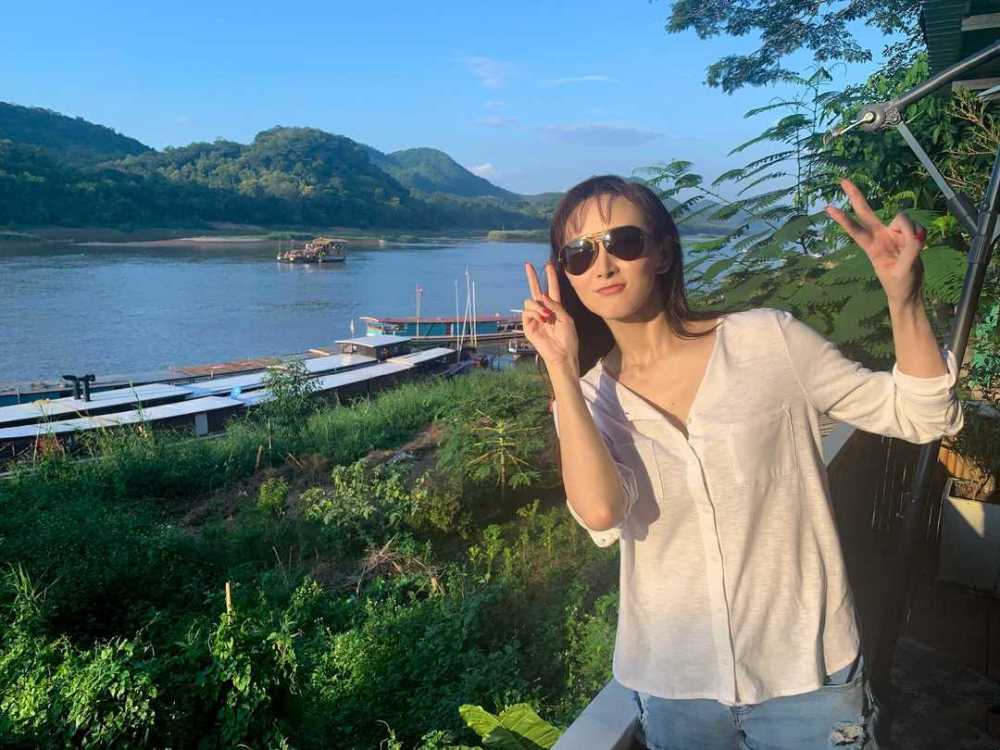 配饰|阔太胡静气质真出众，穿黑色抹胸连衣裙配低马尾，豪门气质惊艳