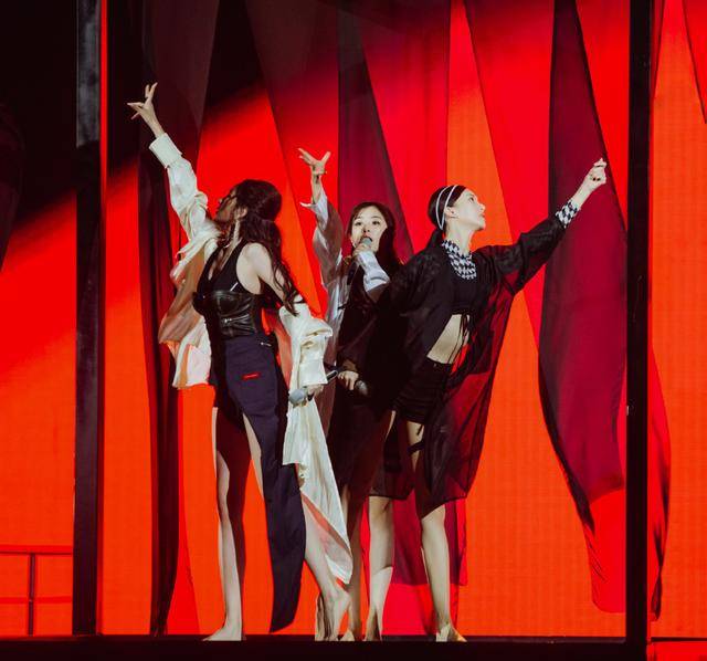 白冰|公演穿啥?白冰“卫生纸”裙是大牌新款,钟丽缇定制设计货不对板