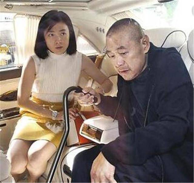 刘玺雄带娇妻出席宴会,马云主动让位,甘比的一个做法显高情商