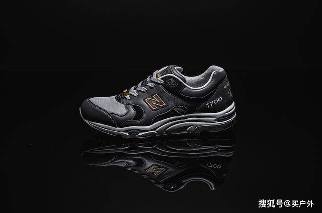 New Balance限定款1700复古运动鞋，带着辉煌金色重新回归_手机搜狐网