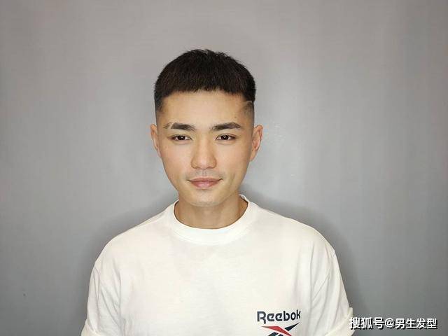 背头|男生别迷恋“背头”发型了,今夏留这4款短发,时尚帅气不油腻