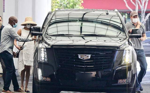 亚麻|梅根时隔几个月现身啦！亚麻白裙皱巴巴显廉价，开平价车看着可怜