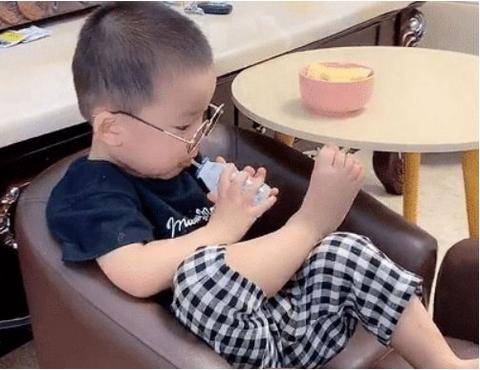 原创孩子坐沙发上翘着二郎腿边吃边喝，好不惬意，网友却直呼养废了