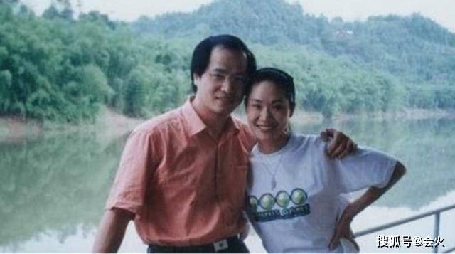 对方|原创于文华被男星故意贴身挤坐？对方手勾其肩部，被网友直批心术不正