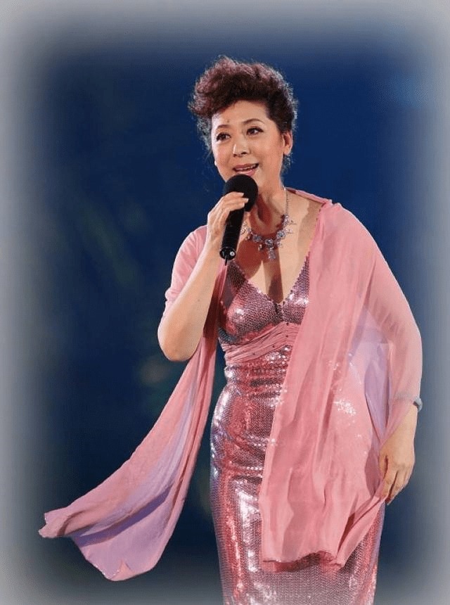 原创女中音歌唱家关牧村,曾和弟弟捡烂菜叶为生,二婚被丈夫宠上天