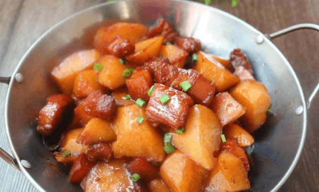 土豆红烧肉 来自搜狐网