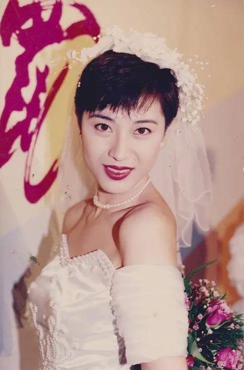 最美短发港姐陈法蓉爱土味视频，深眼窝显老态，因被骗53岁仍未婚