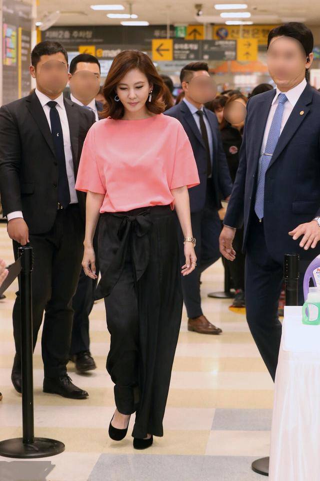 金南珠才是优雅代表,把蜜桃色的t恤穿在身上,瞬间年轻