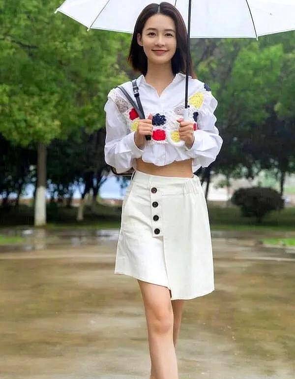 李沁坐着参加活动,泡泡袖裙少女感爆棚,惊艳全场的节奏!