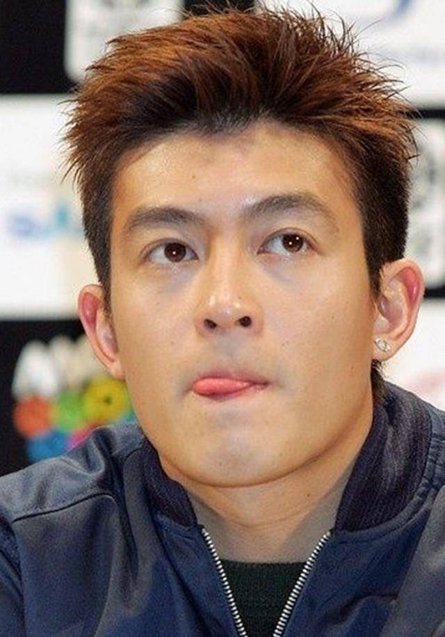 2008年,陈冠希艳照门后首现身,不仅穿防弹衣还有500名