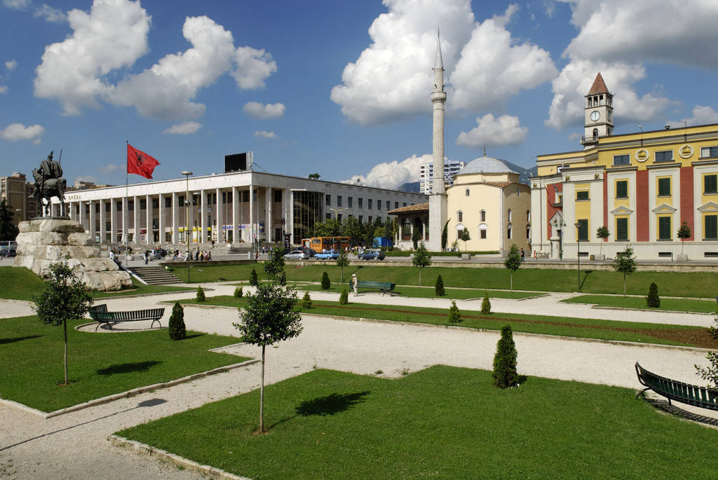 阿尔巴尼亚首都地拉那中心广场