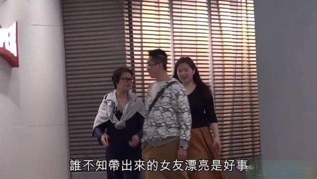 女友|原创4亿富豪出门排队坐电车,同时养3个女友,约会时不开豪车而是步行