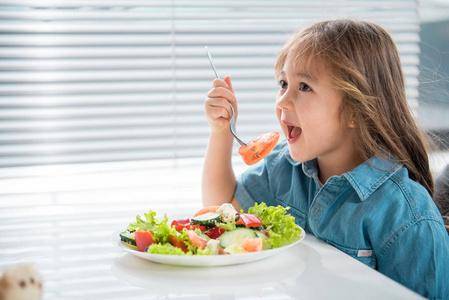 夏季危险蔬菜盘点：有一样是儿童“身高杀手”，孩子吃多了易缺钙