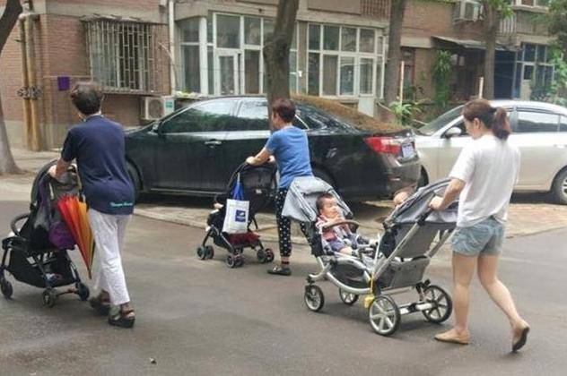 夏季使用婴儿车推孩子，宝妈忽视了一个小细节，娃险些没了