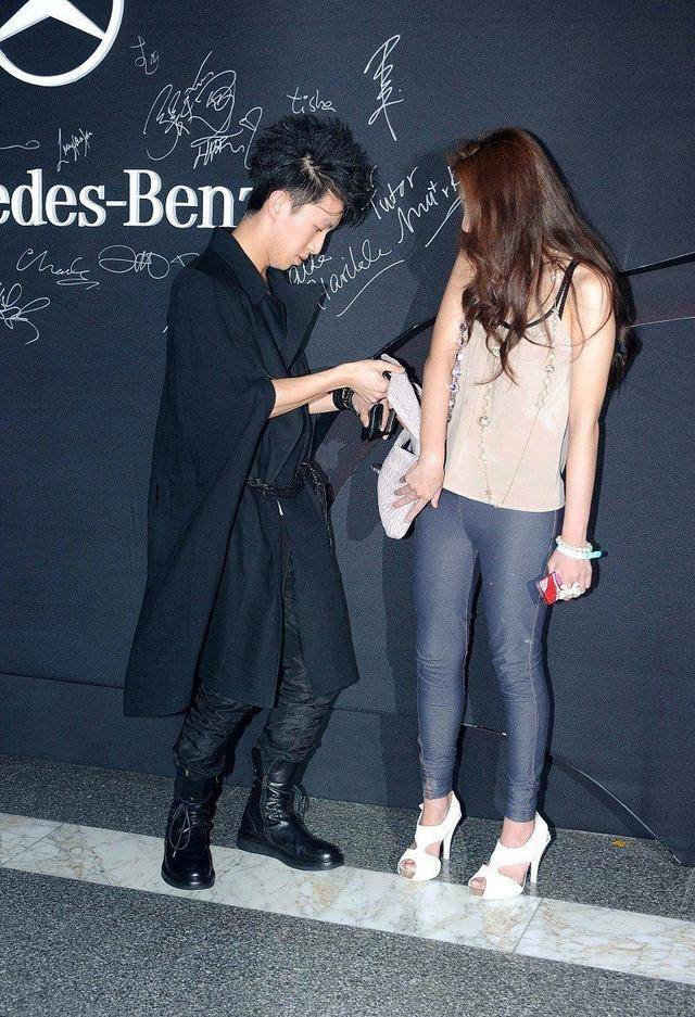 何超琼|赌王二房和四房较量,何超盈全程缩脖子不自信,何超琼一脸精明相