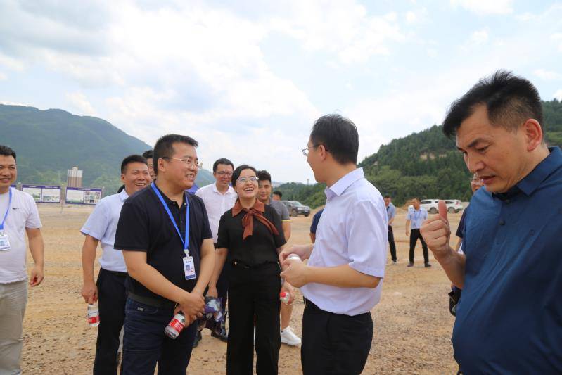 贵州省发改委副主任杨波一行调研铜仁雅礼学校项目建设工作