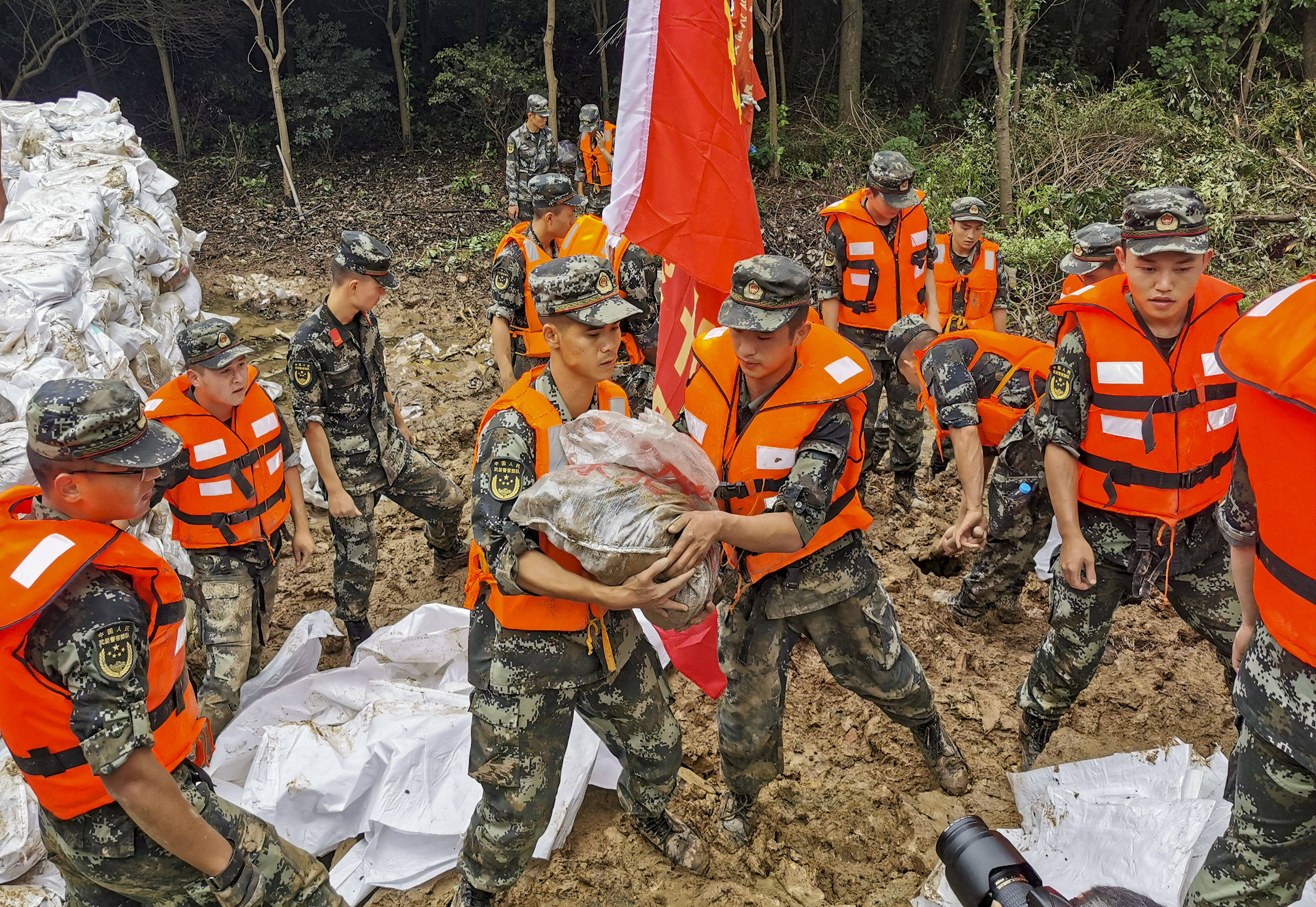 武警江苏总队官兵紧急投入长江支流抗洪抢险