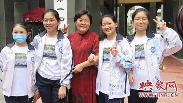 "牛妈妈 谢谢您"商丘市一中全校毕业生深情告白校长牛超_手机搜狐网