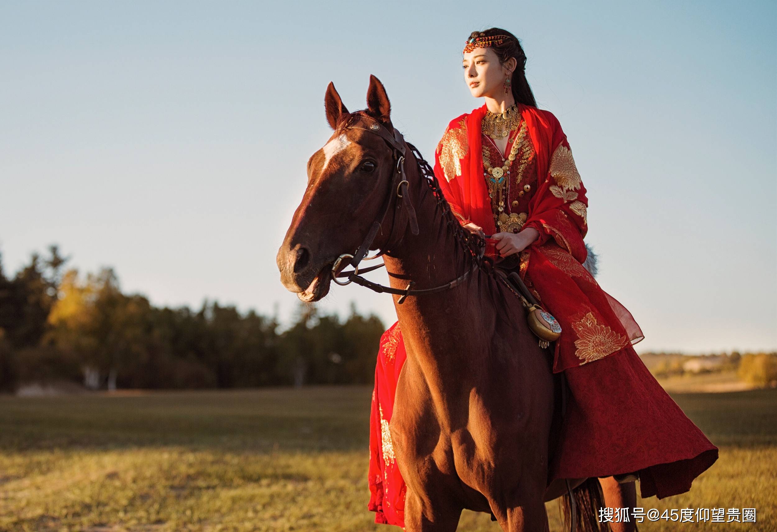 7位女明星古装骑马照大比拼,刘亦菲仙女本仙,彭小苒红衣美艳