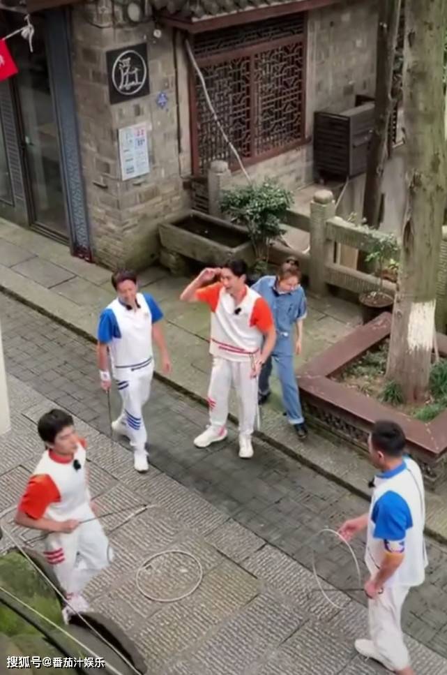 杨洋录《元气满满哥哥》摔跤，王彦霖第一时间