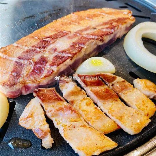 烤肉|焦焦的烤出油最香~吃在大连-上等的五花肉