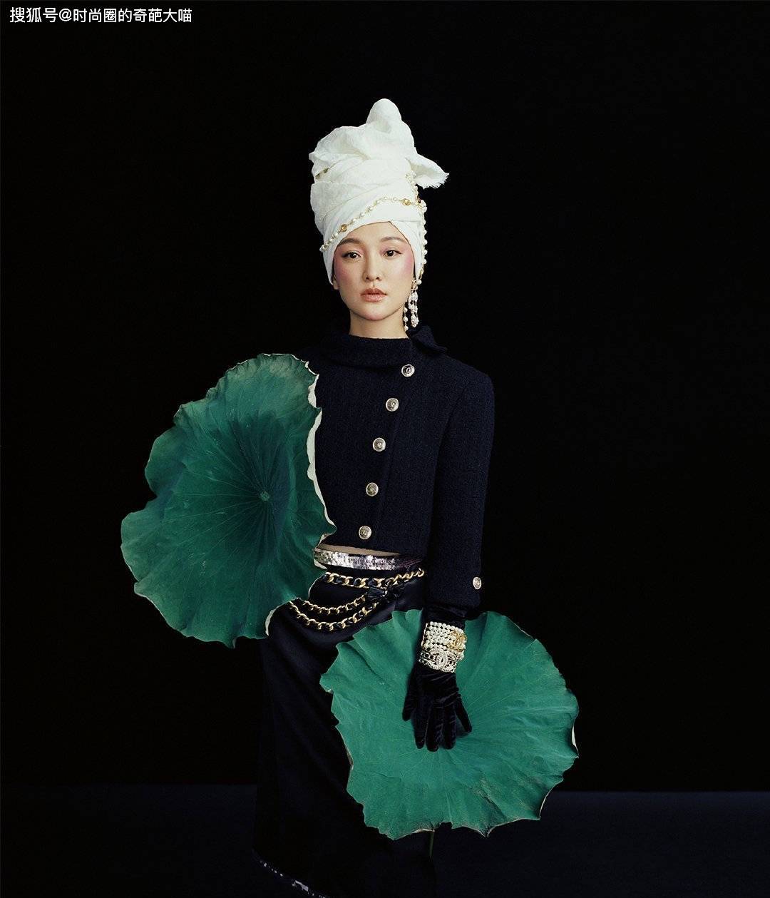 太阳穴|周迅新妆容有意思，眼线腮红直飞太阳穴，异域风被演绎出高级味道