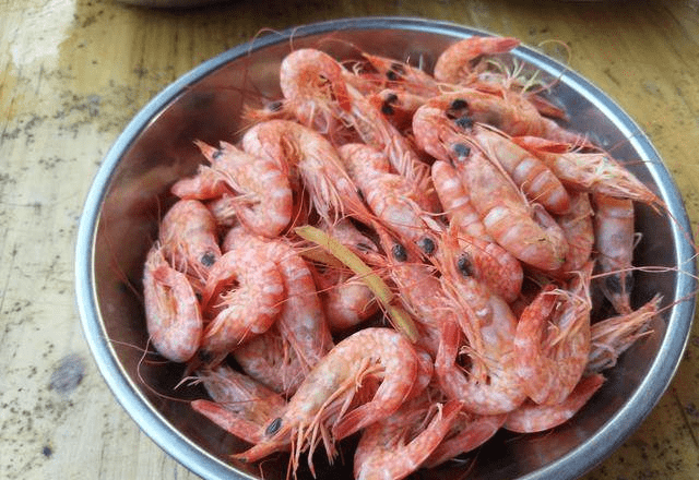 这一道是白灼红壳虾,这种虾今年很多,吃起来壳是嘎嘣脆的,也是道下酒