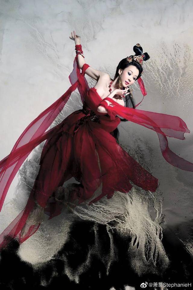 近照|51岁萧蔷近照，梳双马尾扮嫩惊现歪嘴，穿露脐衣前凸后翘很火辣