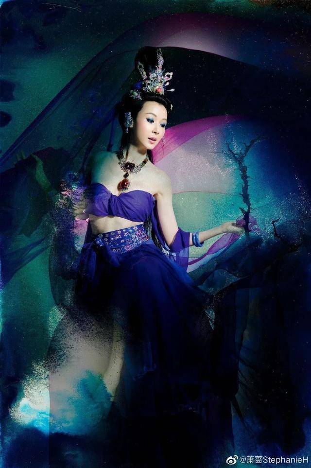 近照|51岁萧蔷近照，梳双马尾扮嫩惊现歪嘴，穿露脐衣前凸后翘很火辣