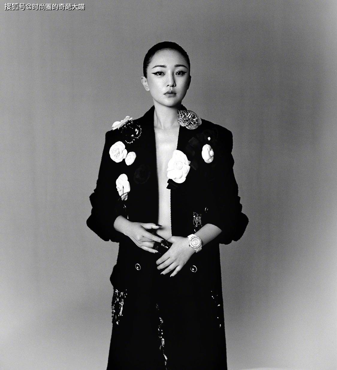 太阳穴|周迅新妆容有意思，眼线腮红直飞太阳穴，异域风被演绎出高级味道