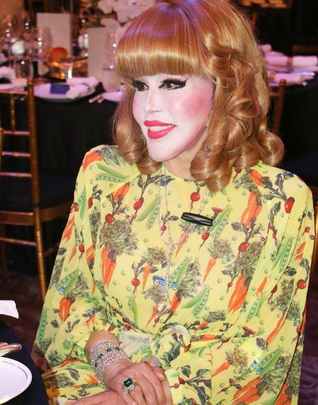 假面具|81岁富婆每天化浓妆，脸部僵硬像戴假面具，得癌不忘和男模拍写真