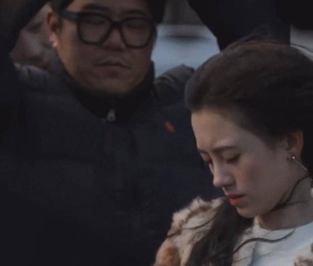 阴影|原创鞠婧祎遭遇强风发际线被吹起，阴影粉涂太多场面尴尬