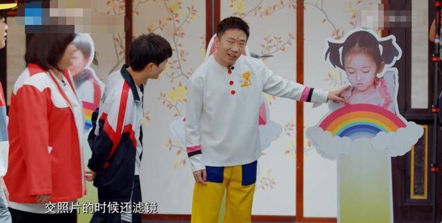 阴影|原创鞠婧祎遭遇强风发际线被吹起，阴影粉涂太多场面尴尬