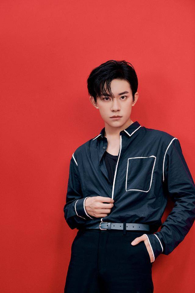 look|200605 易烊千玺今日发布会look 简约衬衫干净利落来相见