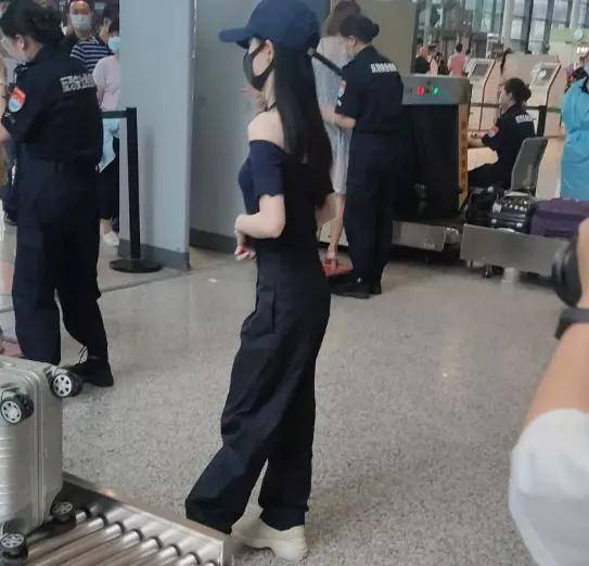 阴影|原创鞠婧祎遭遇强风发际线被吹起，阴影粉涂太多场面尴尬