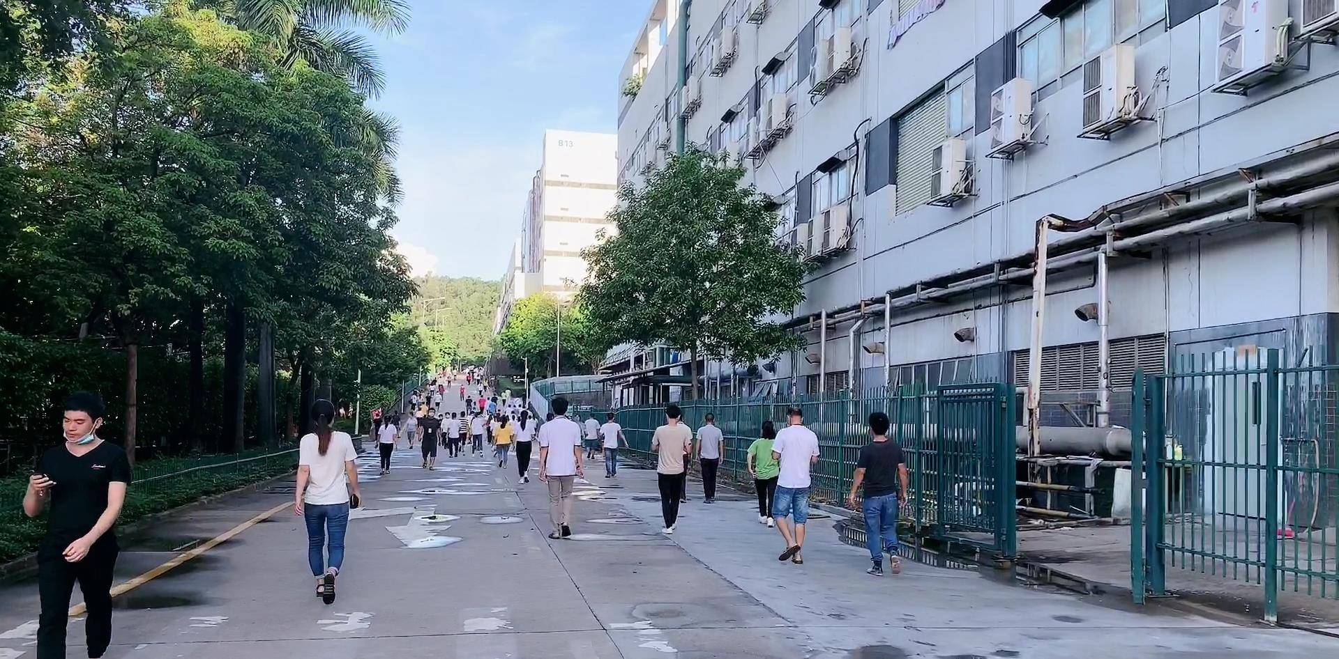 原创12万人的电子厂,厂区太大要提前40分钟上班,工资不错能拿8800